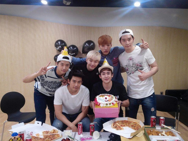 Member 2PM Rayakan Ulang Tahun Nichkhun Bersama